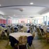 Ampia sala per banchetti con tavoli rotondi.