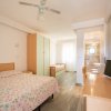 Camera da letto luminosa con letto matrimoniale e armadio, bagno annesso.