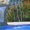 Fontana in pietra con zampilli d'acqua e un mosaico raffigurante scene classiche.