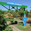 Un'area verde con giochi e un cartello con la scritta 