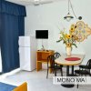 Soggiorno con tavolo, sedie e frigorifero, decorazioni floreali.