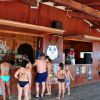 Persone in costume al chiosco di un bar sulla spiaggia.