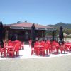 Tavolini e sedie rosse all'aperto vicino a un chiosco da spiaggia.