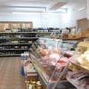 Interno di un negozio di alimentari con scaffali e prodotti esposti.