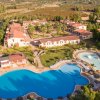Complesso turistico con piscine, giardini e edifici.