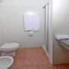 Bagno con doccia, bidet e lavabo.
