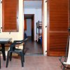 Veranda con tavolo, sedie e sedile a sdraio.
