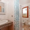 Bagno con lavabo, doccia e bidet.