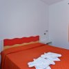 Letto matrimoniale con copriletto arancione.