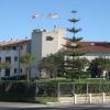 Hotel con bandiere e giardino.