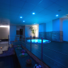 Spa con vasca rotonda e luci soffuse blu.