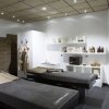 Sala massaggi con lettini e vasca.