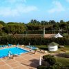 Piscina all'aperto con lettini blu.