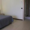 Camera con letto matrimoniale e scrivania.