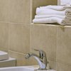 Lavabo con asciugamani e prodotti da bagno.