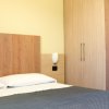 Camera con letto matrimoniale e armadio.