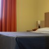 Camera con letto matrimoniale e tende rosse.