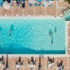 Piscina vista dall'alto con persone che nuotano.