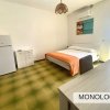 Stanza con letto matrimoniale, mini frigo, cassettiera e aria condizionata.