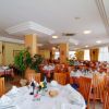 Sala da pranzo elegante con tavoli apparecchiati.