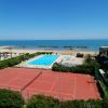 Campo da tennis e piscina vicino alla spiaggia.