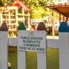 Parco giochi con cartello, riservato a bambini fino a 12 anni.