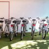 Sei biciclette parcheggiate vicino a un muro.