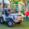 Jeep giocattolo in un'area giochi all'aperto.
