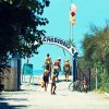 Sentiero verso la spiaggia con persone che camminano.
