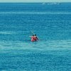 Persone su un canotto in mare aperto.