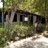 Esterno di una casa con piante, persona all'ingresso.