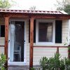 Facciata di una casa con veranda in legno.