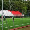 Campo di calcio all'aperto con tribune nei colori della bandiera italiana.