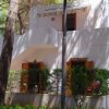 Casa bianca moderna tra gli alberi.