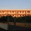 Un edificio a più piani con balconi al tramonto.