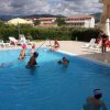 Persone nuotano in una piscina all'aperto.