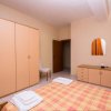Camera da letto con armadio e letto a quadri.