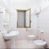 Bagno con sanitari e finestra aperta.