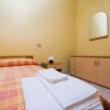 Camera con letto matrimoniale e comò.
