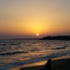 Sole al tramonto sopra un mare mosso.