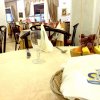 Sala da pranzo elegante con tavoli apparecchiati.