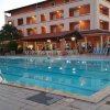 Piscina con hotel arancione sullo sfondo.