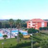 Complesso residenziale con piscine e giardini.