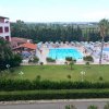 Hotel con piscina e giardino.
