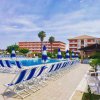 Piscina con sdraio blu e ombrelloni.