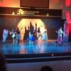 Persone che ballano su un palco illuminato.