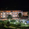 Edificio illuminato con piscina di notte.