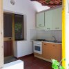 Cucina compatta con forno e piano cottura.