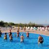 Gruppo di persone che fa acquagym in piscina.