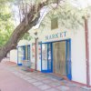 Ingresso di un mercato tra gli alberi.